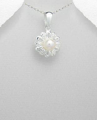 925 Sterling Silver Stone Set Pendant Decorated with a Single Cultured Freshwater Pearl